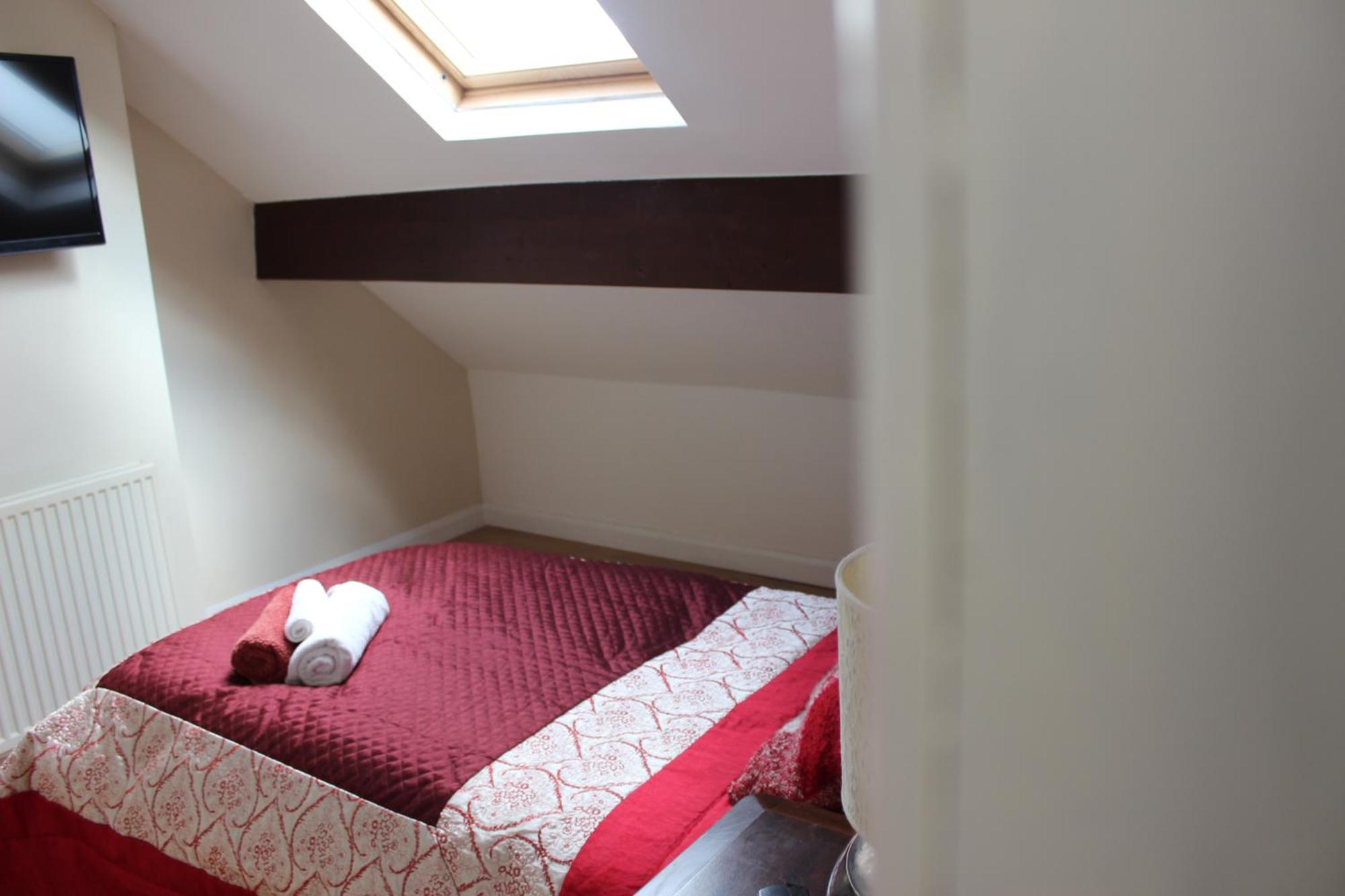 Mother-In-Law Guest House Hotel Leeds Exteriör bild
